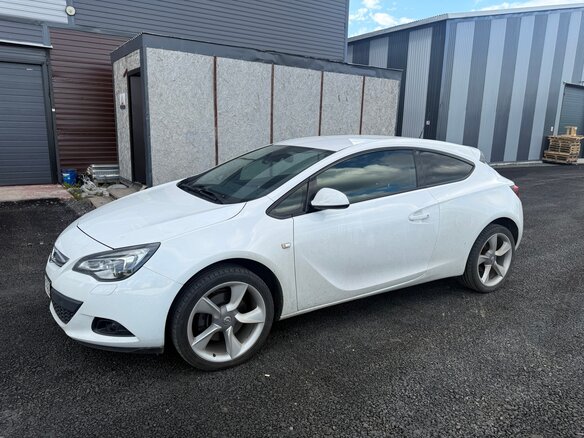 2013 Opel Astra GTC J Рестайлинг, белый, 859000 рублей - вид 1
