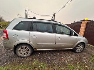 2011 Opel Zafira B Рестайлинг, серебристый, 740000 рублей, вид 3