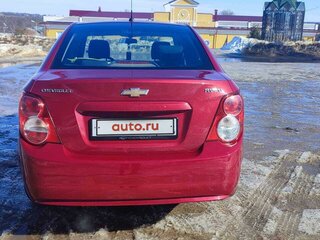 2014 Chevrolet Aveo II, красный, 750000 рублей, вид 2