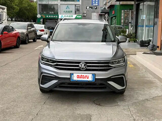 2023 Volkswagen Tiguan Allspace II Рестайлинг, серебристый, 2376555 рублей, вид 2
