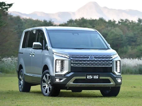 2023 Mitsubishi Delica D:5 I Рестайлинг, серебристый, 2700000 рублей, вид 3