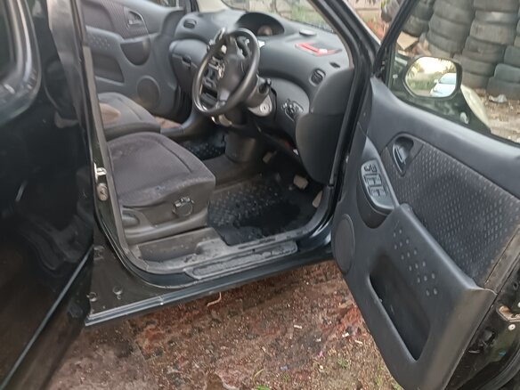 2003 Toyota FunCargo, чёрный, 400000 рублей - вид 5