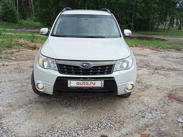 2011 Subaru Forester III Рестайлинг, белый - вид 2