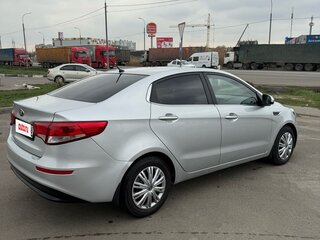 2015 Kia Rio III Рестайлинг, серебристый, 1100000 рублей, вид 3
