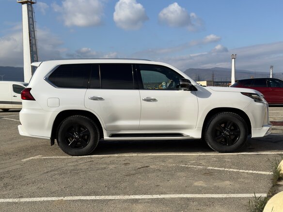 2016 Lexus LX 570 III Рестайлинг 2, белый, 9300000 рублей - вид 4
