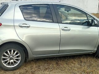 2013 Toyota Vitz III (XP130), серый, 698500 рублей, вид 2
