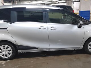 2018 Toyota Sienta II, серебристый, 1400000 рублей, вид 3