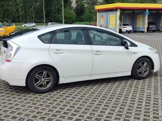 2010 Toyota Prius III (XW30), белый, 1400000 рублей, вид 4