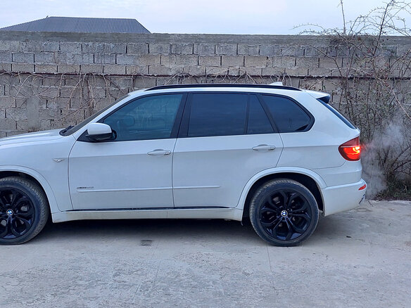 2012 BMW X5 50i II (E70) Рестайлинг, белый, 1850000 рублей - вид 3