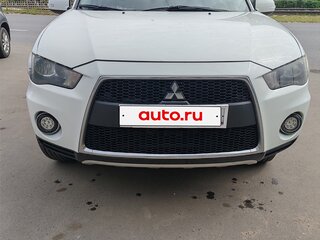 2010 Mitsubishi Outlander II Рестайлинг, белый, 1400000 рублей, вид 3
