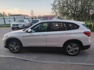 2019 BMW X1 18i sDrive II (F48), белый, 1880000 рублей, вид 1