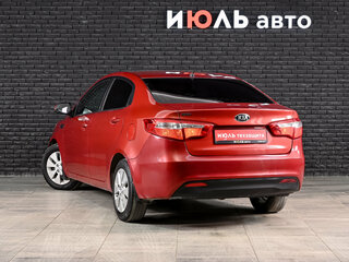 2013 Kia Rio 5-speed III, красный, 700000 рублей, вид 5