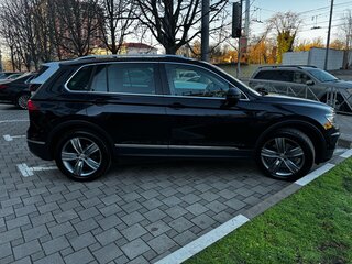2017 Volkswagen Tiguan II, чёрный, 3050000 рублей, вид 3