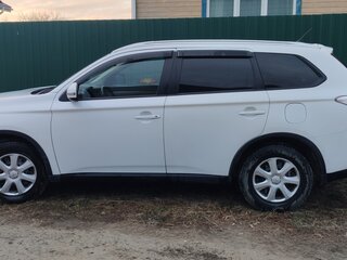 2014 Mitsubishi Outlander III Рестайлинг, белый, 1450000 рублей, вид 3