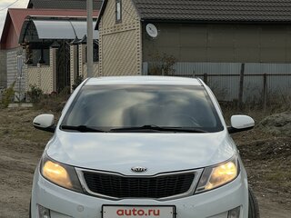 2013 Kia Rio 5-speed III, белый, 860000 рублей, вид 1