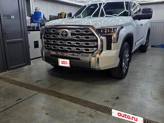 2022 Toyota Tundra Crew Max CrewMax III, белый, 7990000 рублей, вид 2