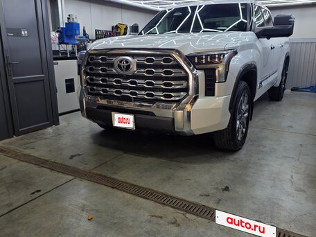 2022 Toyota Tundra Crew Max CrewMax III, белый, 8300000 рублей, вид 2