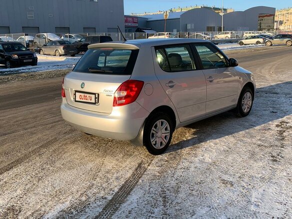2012 Skoda Fabia II Рестайлинг, серебристый - вид 2