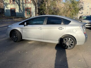 2009 Toyota Prius III (XW30), серый, 850000 рублей, вид 4