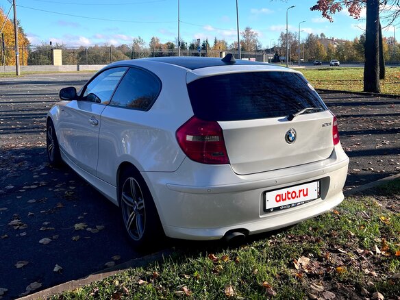 2010 BMW 1 серии 120i I (E81/E82/E87/E88) Рестайлинг, белый, 900000 рублей - вид 3