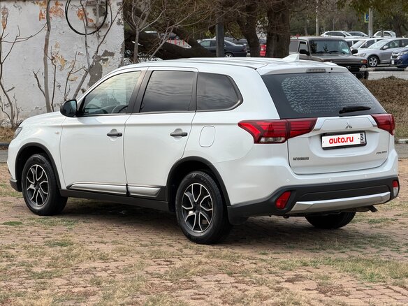 2017 Mitsubishi Outlander III Рестайлинг 2, белый, 1595000 рублей - вид 10
