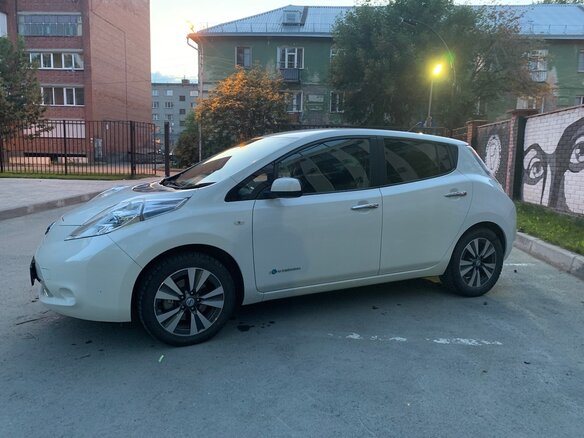 2014 Nissan Leaf I (ZE0/AZE0), белый - вид 4