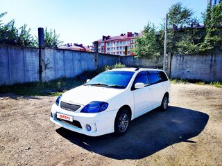 2001 Toyota Corolla Fielder IX (E120, E130), белый, 700000 рублей, вид 1