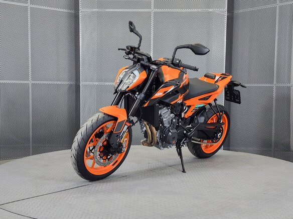 2023 KTM 890 Duke GP, оранжевый, 899000 рублей - вид 3