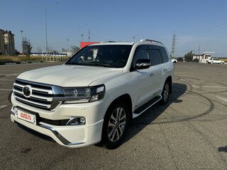 2017 Toyota Land Cruiser 200 Series Рестайлинг 2, белый, 7500000 рублей, вид 2