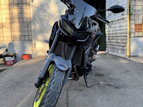 2017 Yamaha MT-09 (FZ-09), серый, 930000 рублей, вид 3