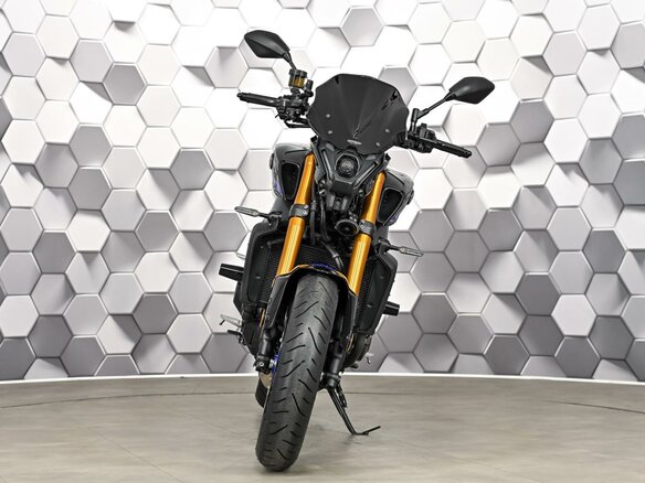 2023 Yamaha MT-09 (FZ-09), серебристый, 1127000 рублей - вид 4