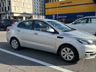 2016 Kia Rio III Рестайлинг, серебристый, 1150000 рублей, вид 1