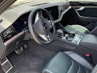 2020 Volkswagen Touareg III, чёрный, 6500000 рублей, вид 4