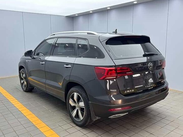 2023 Volkswagen Tharu I, чёрный, 1478111 рублей - вид 3