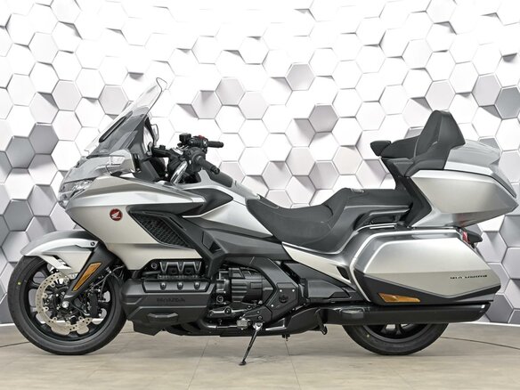 2025 Honda GL 1800 Gold Wing, серебристый, 3649000 рублей - вид 3