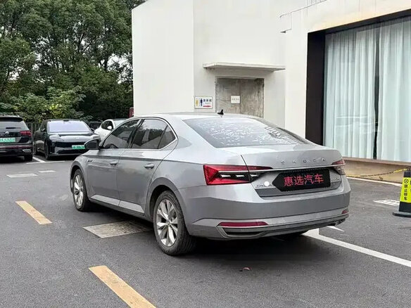 2020 Skoda Superb III Рестайлинг, серебристый, 1660000 рублей - вид 5