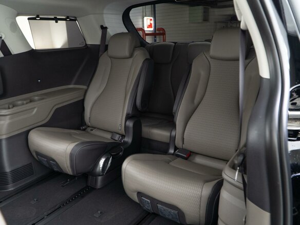 2025 Kia Carnival IV Рестайлинг, чёрный, 6949632 рублей - вид 13