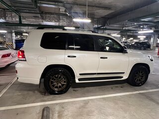 2016 Toyota Land Cruiser 200 Series Рестайлинг 2, белый, 4900000 рублей, вид 3