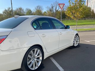 2008 BMW 5 серии 525i V (E60/E61) Рестайлинг, белый, 1530000 рублей, вид 3