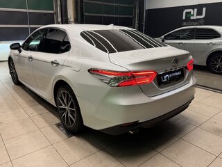 2021 Toyota Camry VIII (XV70) Рестайлинг, белый, 3000000 рублей, вид 5