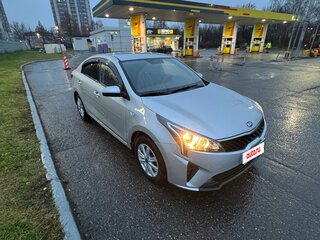 2020 Kia Rio IV Рестайлинг, серебристый, 1200000 рублей, вид 1