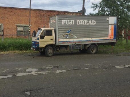 1990 Toyota Dyna, серый, 300000 рублей, вид 1
