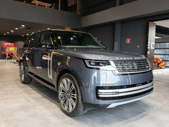 2024 Land Rover Range Rover P530 MHEV Long V, серый, 29800000 рублей - вид 2