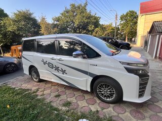2019 Toyota Voxy III (R80) Рестайлинг, белый, 3300000 рублей, вид 3