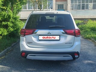 2018 Mitsubishi Outlander III Рестайлинг 2, белый, 1899999 рублей, вид 3