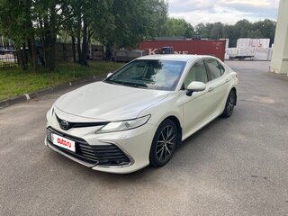 2021 Toyota Camry VIII (XV70) Рестайлинг, белый, 4500000 рублей, вид 1