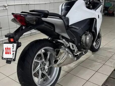 2010 Honda VFR 1200, белый, 730000 рублей, вид 3