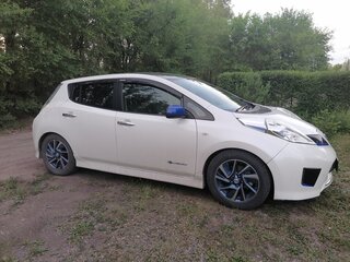 2014 Nissan Leaf (EM57) I (ZE0/AZE0), белый, 900000 рублей, вид 2