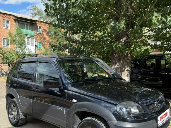 2018 Chevrolet Niva I Рестайлинг, чёрный, 780000 рублей - вид 2