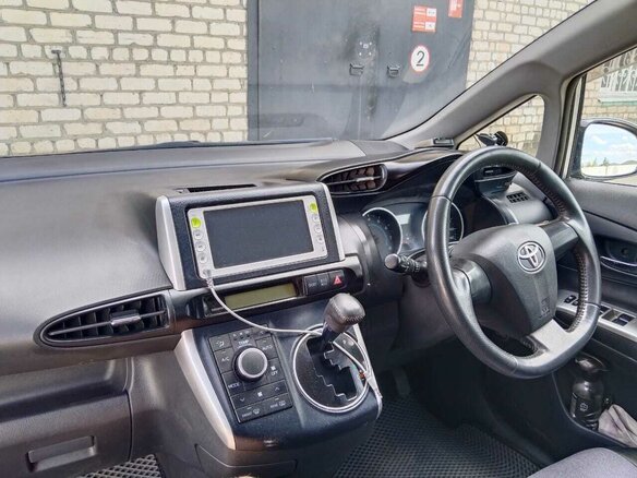 2010 Toyota Wish II, серый, 1400000 рублей - вид 5